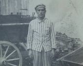 Homenaje en agosto. El ourensano Joaqu�n Balboa, natural de Estevesi�os, durante su estancia en el campo de concentraci�n de Mauthausen. Del mismo fue liberado y tras vivir en Barcelona regres� a su pueblo natal. Al lado el documento en el que consta la detenci�n de Antonio P�rez, de Albarellos.