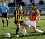 El larach�s Rebolo disputa un bal�n a Bisti en el partido ante el Ribadumia, en el municipal. 