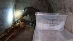 El arque�logo valenciano Lloren� Alapont trabaja en la tumba de Marco Venerio Secundio durante la catalogaci�n de los restos.