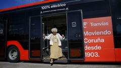 Uno de los autobuses, con la nueva rotulaci�n de Tranv�as, se exhibi� ayer en O Parrote.