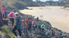 Participantes en una marcha por la ruta costera de Valdovi�o