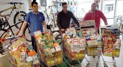 Rub�n V�zquez y Alejandro Caram�s entregaron a Klaus Brey los m�s de trescientos kilos de alimentos.