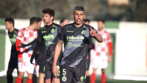 Esta vez Pol Bueso sí terminó el partido de Guijuelo con el resto de sus compañeros del Arenteiro