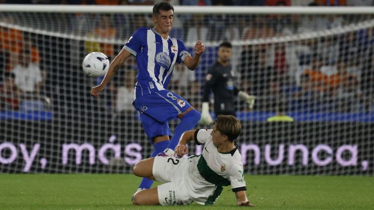 Diego Villares y Affengruber luchan por el esf�rico durante el Deportivo-Elche