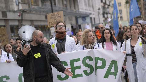 Varios cientos de m�dicos asturianos se manifiestan este jueves por el centro de Oviedo para protestar por la propuesta del Ministerio de Sanidad para reformar el estatuto marco que regula sus condiciones laborales. La marcha, convocada por la Plataforma M�dicos del Sespa, se ha celebrado coincidiendo con la tercera jornada de huelga en la sanidad, con un seguimiento del 50 por ciento en los hospitales y superior al 30 por ciento en atenci�n primaria en el Principado, seg�n cifras del sindicato Simpa
