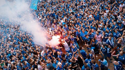 Cientos de personas durante la celebraci�n del ascenso a Primera Divisi�n del Real Oviedo