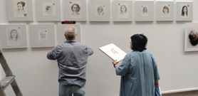 Montaje de la exposici�n �500 mulleres na arte�, en el Museo Provincial de Lugo.