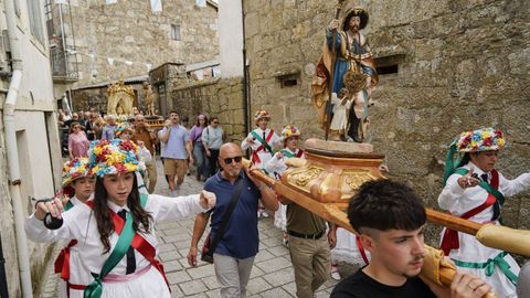 Procesin do encontro en Vilanova dos Infantes, con la imagen de san Sebastin.
