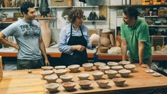 La artesana Susana Gonz�lez, entre los investigadores de la UDC Jorge Sanjurjo y Juan Luis Montero, con los cuencos mesopot�micos que reprodujo para su proyecto