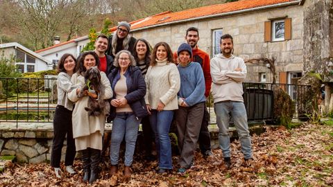 Comunidad Anceu. Andreea, �frica, Florian, Se, Rosa, Sara, Jorge, Jay y Agust�n, junto a Leticia en el �coliving� que rejuvenece el padr�n de Anceu, en Ponte Caldelas.