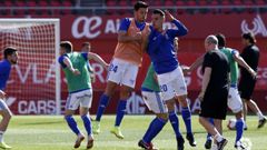 Tejera, a la derecha, salta con Javi Muoz en el calentamiento previo al Mallorca-Oviedo