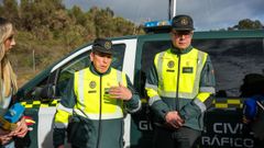 Agentes de la Guardia Civil conversan con los periodistas en la zona del suceso en Adamuz (C�rdoba).