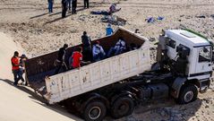 El drama de ser africano, llegar en patera y tener fiebre