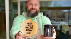 Toni Fern�ndez con la medalla de oro a la calidad concedida el a�o pasado a su miel, a la que ahora se han sumado otras dos