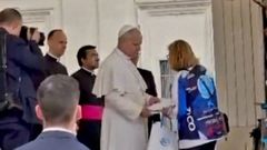 O Porri�o entrega al Papa una invitaci�n para conocer sus or�genes