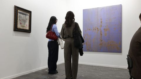 Visitantes contemplan��Areallo�, de �lvaro Negro, en la galer�a madrile�a F2.