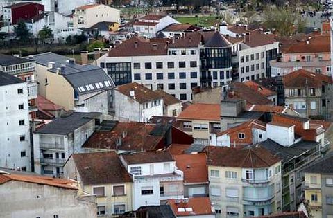 Edificaciones antiguas y de nueva construcci�n en el centro de Monforte.