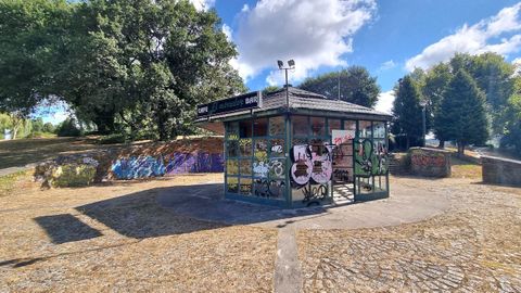 Mirador del Miño. Interior de la cafetería que llegó a funcionar hasta hace dos décadas en la zona más próxima a la pasarela que cruza la N-6. Tanto el interior como el exterior está lleno de maleza, cristales y mobiliario destrozado, además de zonas okupadas
