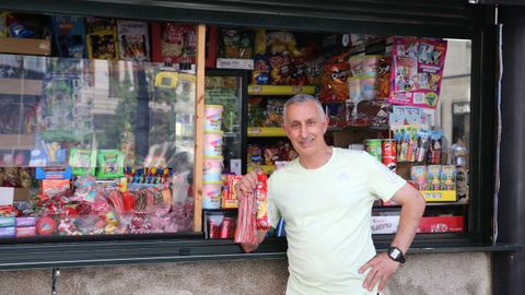 �ngel, delante del quioso de golosinas en el que ha pasado tantos a�os