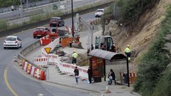 En los laterales de la AC-12 las m�quinas trabajan para preparar los cimientos del nuevo escal�xtric sobre la avenida de A Pasaxe