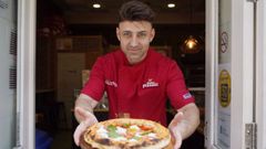 Alberto Bracone con su pizza napolitana