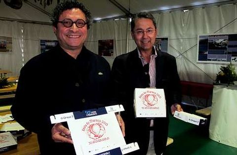 Rosales y P�rez posan con los envases reciclables en los que se servir�n las raciones de marisco.