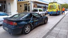 Uno de los coches implicados en el accidente del Malec�n, con la ambulancia al fondo