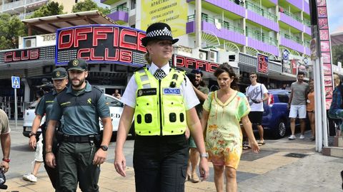 Polic�a brit�nica y guardias civiles patrullando por las calles de Magaluf