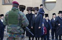 Un militar belga hace guardia delante de una escuela jud�a en la ciudad de Antwerp. 