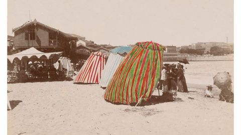 Otra de las im�genes de las casetas de la playa de Gij�n, de Alfredo Truan