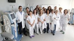 El servicio de Nefrolog�a del Complejo Hospitalario Universitario cuenta con cinco nefr�logos, diez enfermeras que atienden las consultas y di�lisis, adem�s de dos auxiliares. El responsable de esta unidad es el especialista Pablo Bouza Pi�eiro, que preside, adem�s, la Sociedad Gallega de Nefrolog�a (en la imagen, junto al resto de miembros de un servicio en el todas son mujeres menos �l). En esta �rea se realizaron el a�o pasado un total de 3.631 consultas externas, de las que 231 eran primeras asistencias para los pacientes. Tambi�n se atendieron 399 casos a trav�s de la telemedicina. 