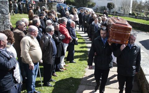 La familia de Manuel Abeledo se vio arropada en el funeral en la iglesia lalinense de Goi�s. 