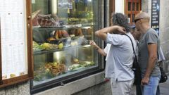 Turistas y peregrinos observan el marisco en los restaurantes de la r�a do Franco, en Santiago