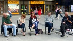 La calle debate la emergencia social