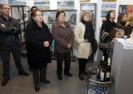 Eugenia G�mez (primera por la izquierda) volvi� a poner su galer�a a disposici�n de una gran exponente del colectivo art�stico de Ribeira.
