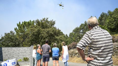 Vecinos de una aldea del municipio de Vilaboa, el pasado viernes, durante la extinción de un incendio que calcinó 70 hectáreas