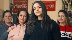 Gabriela, en primer plano, con su madre Ana Mar�a y sus hermanas Estefan�a y Viviana 