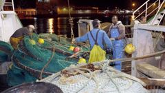 Tripulantes de un arrastrero de litoral gallego (imagen de archivo)