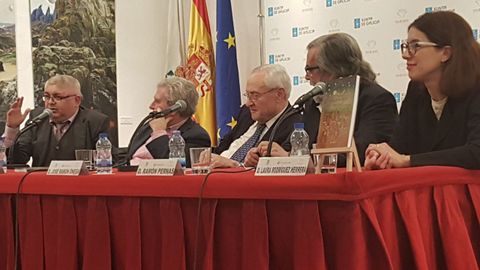 Ram�n Loureiro, C�sar Antonio Molina, Jos� Ram�n �nega, Ram�n Pernas y Laura Rodr�guez, en la presentaci�n de la novela �Al rey de los �ngeles�