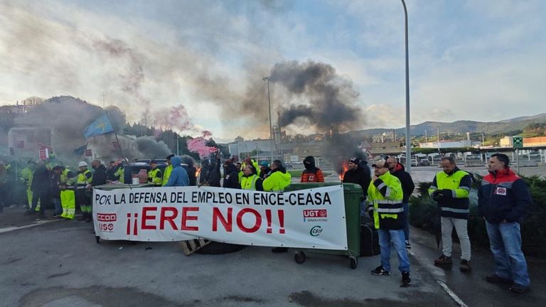 Los trabajadores paralizan la planta de Ence en Navia y bloquean los ...