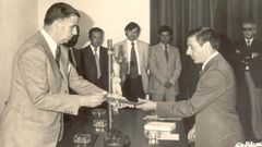 Mart�nez, en el centro y al fondo (el m�s alto), en una imagen tomada en 1971 en el Concello, en la toma de posesi�n del alcalde Juan Insua