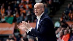 Carles Marco aplaudiendo a sus jugadores durante un encuentro del Leyma B�squet Coru�a