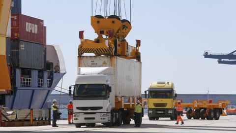 Descarga de contenedores en el puerto de Ferrol.