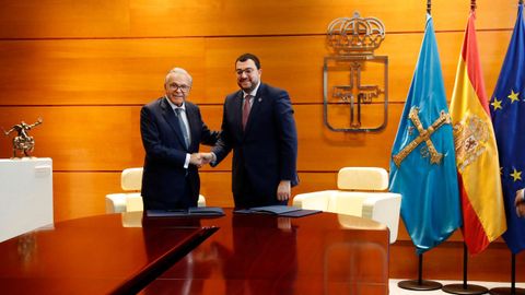 El presidente de la Fundaci�n la Caixa, Isidro Fain�, junto al presidente del Principado, Adri�n Barb�n<br />