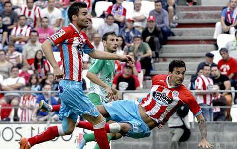 V�ctor Marco, en primer t�rmino, junto a Rennella, volcado al ataque en un partido en casa.