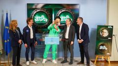 El mago Rey Midas, de verde, bromeando con el alcalde Abel Caballero en la presentaci�n del programa Vigo r�a m�xica