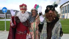 Melchor, Baltasar y Gaspar en la salida de la cabalgata ayer por la zona rural de Ferrol.