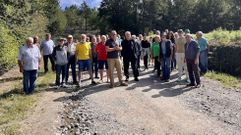Los vecinos se concentraron en la carretera acompa�ados por el alcalde