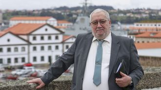 El abogado Mario S�nchez Trigo, delante de las instalaciones del Arsenal Militar de Ferrol.