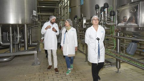 Visita  de la conselleira de Medio Rural a la fbrica de Leche Ro en O Ceao